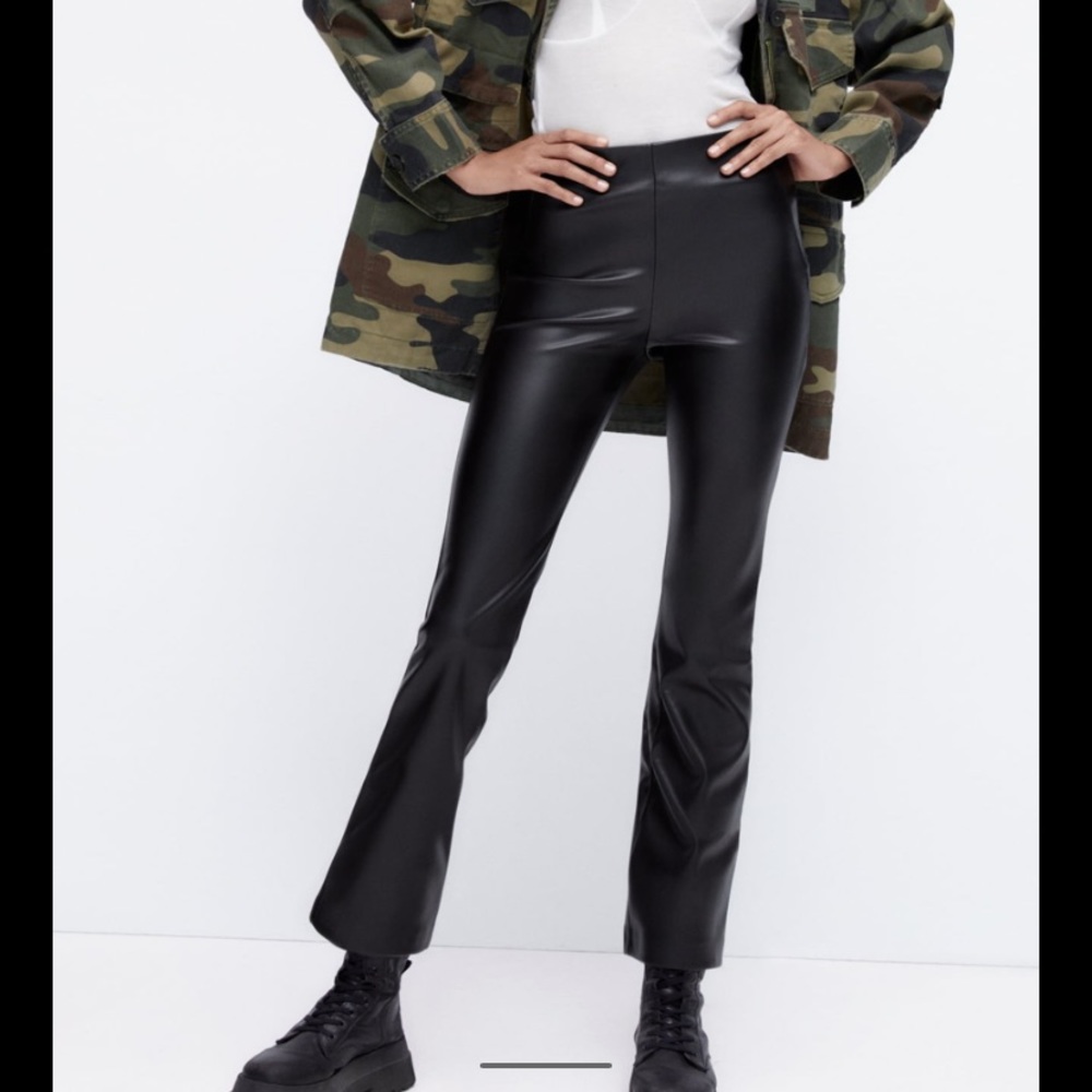 Mini flared faux leather leggings